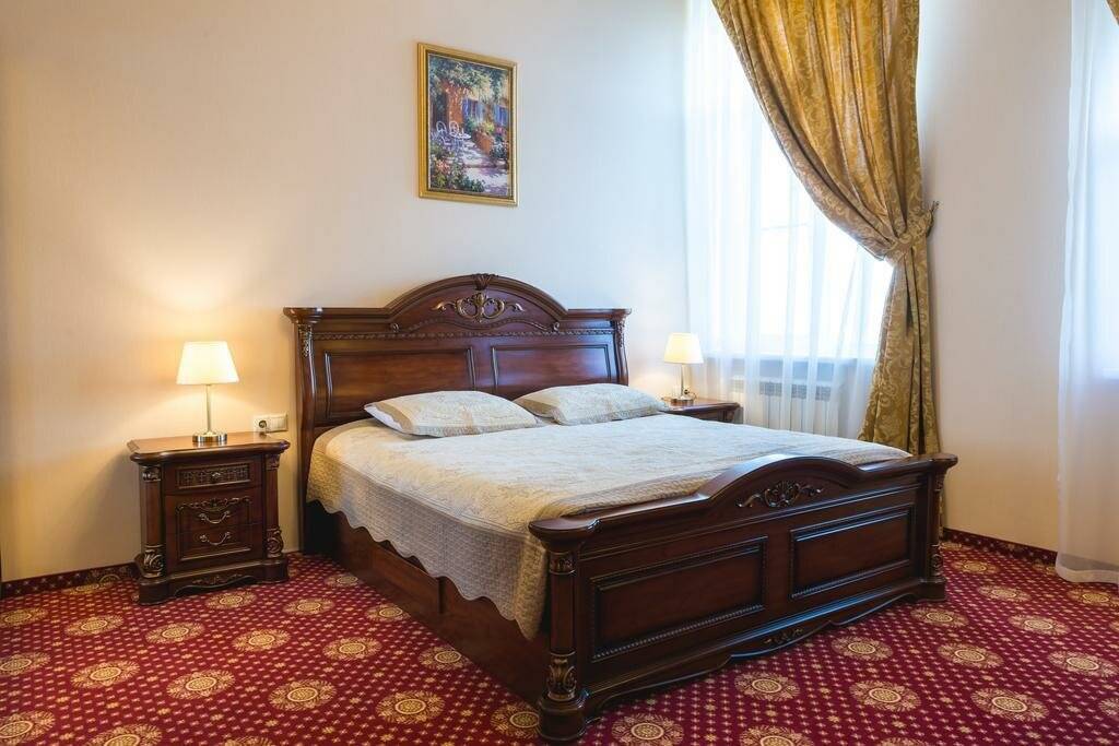Номер стандарт с 1 двуспальной кроватью Рояль